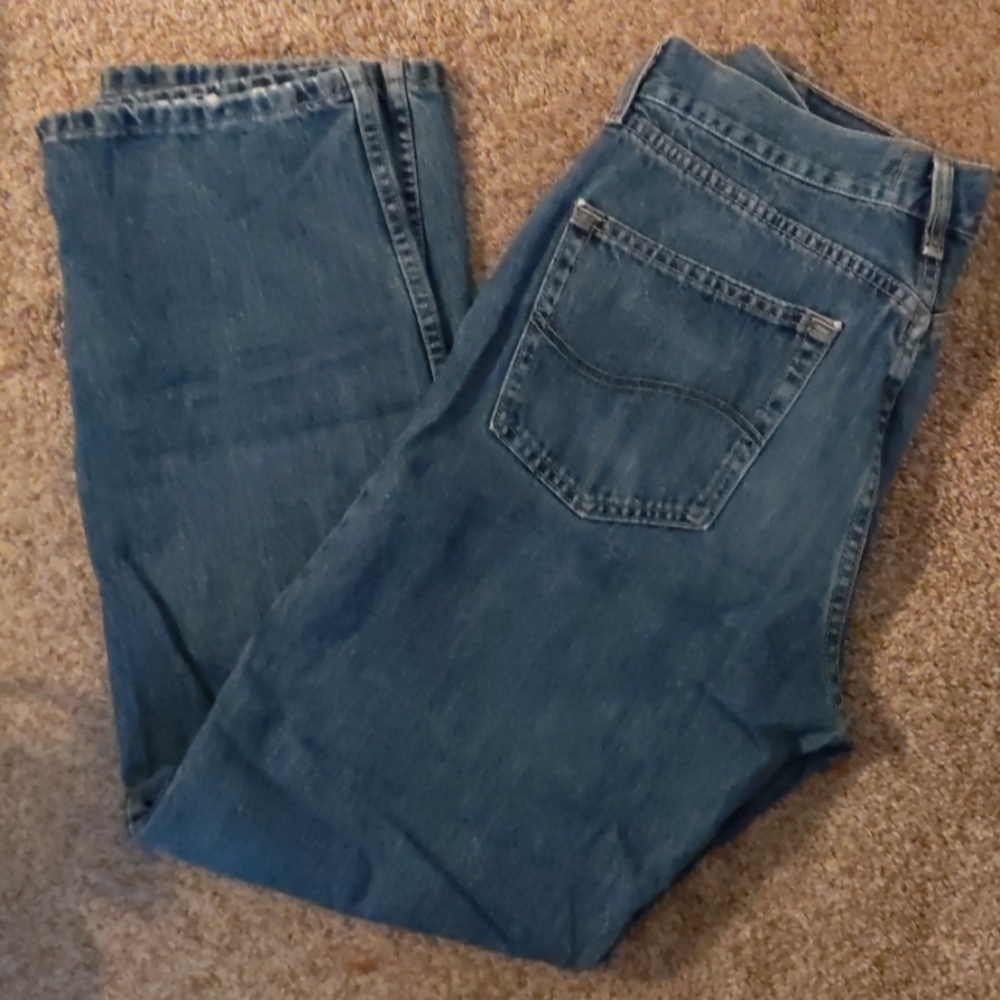 Lee Relaxed Fit Straight Leg . Size: 33 x 32